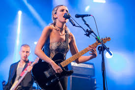 How tall is Ellie Rowsell?